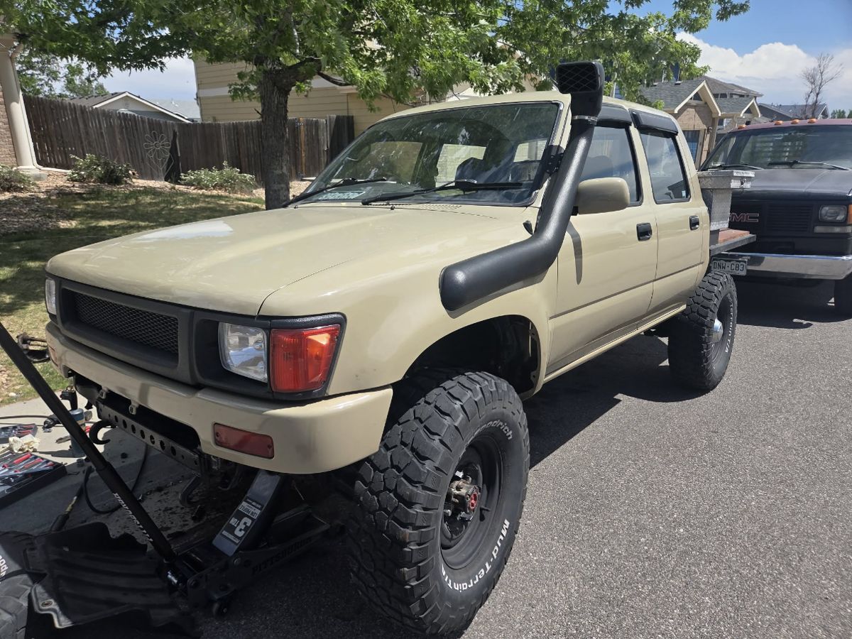 Custom lifted Toyota pickup build by 303 Rapid Recovery